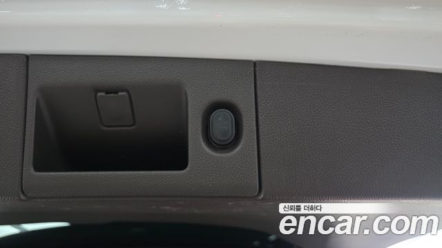 Chevrolet Surburban 2017 — photo 17