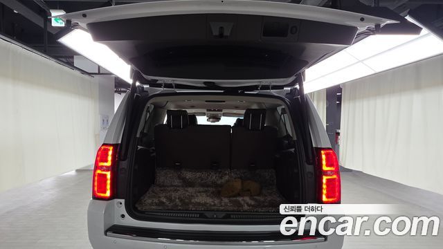 Chevrolet Surburban 2017 — photo 18