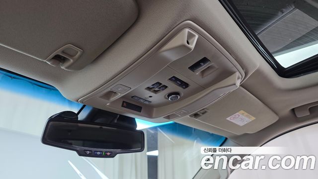 Chevrolet Surburban 2017 — photo 19