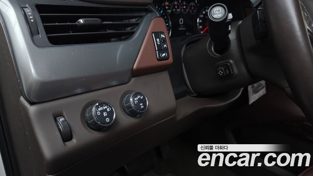 Chevrolet Surburban 2017 — photo 20