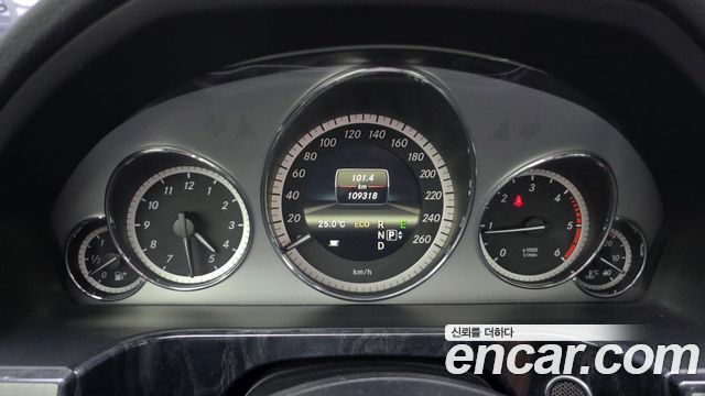 Mercedes-Benz E-Class 2013 — photo 11