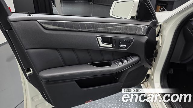 Mercedes-Benz E-Class 2013 — photo 14