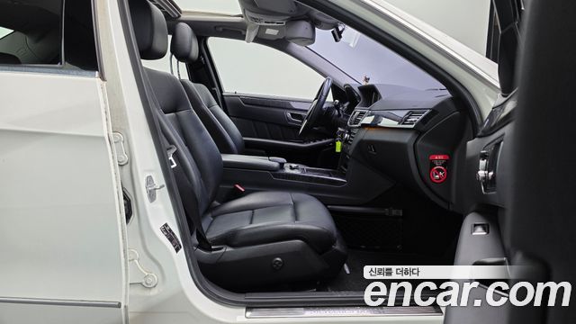 Mercedes-Benz E-Class 2013 — photo 16