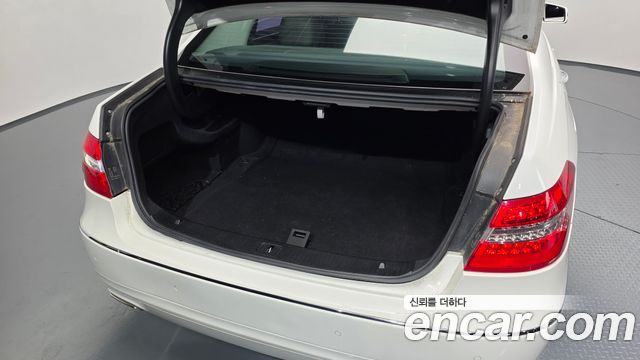 Mercedes-Benz E-Class 2013 — photo 30
