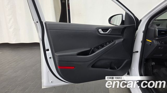 Hyundai Ioniq 2016 — photo 14