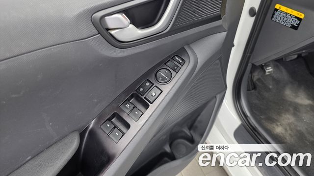 Hyundai Ioniq 2016 — photo 29