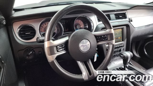 Ford Mustang 2010 — photo 13