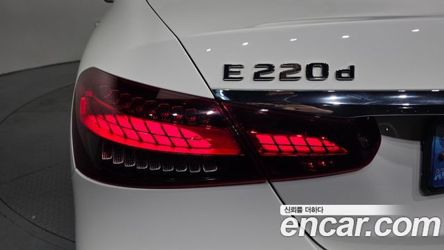 Mercedes-Benz E-Class 2021 — photo 9