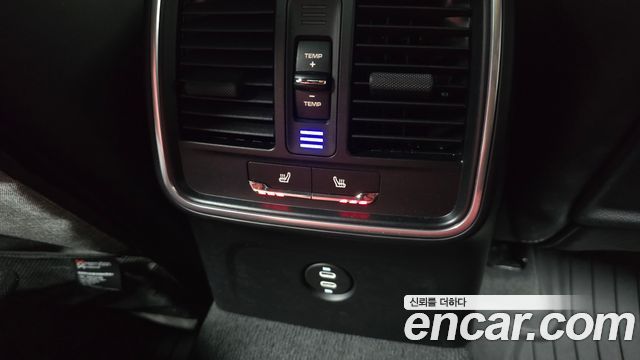 Porsche Macan 2020 — photo 28