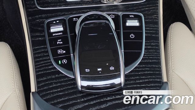 Mercedes-Benz C-Class 2019 — photo 27