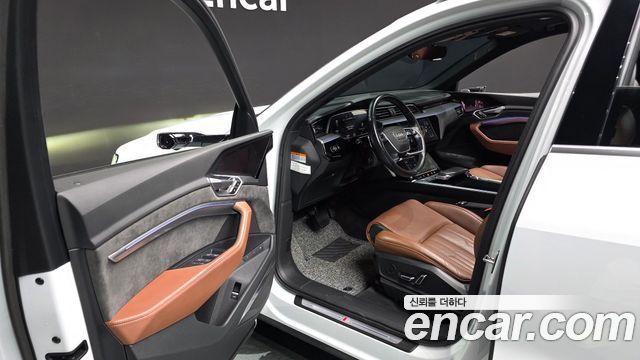 Audi e-tron 2021 — photo 10