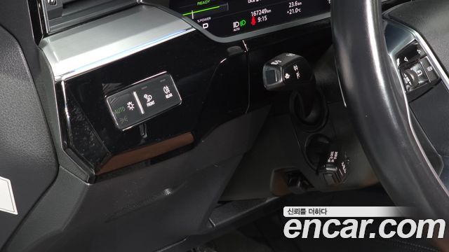 Audi e-tron 2021 — photo 15
