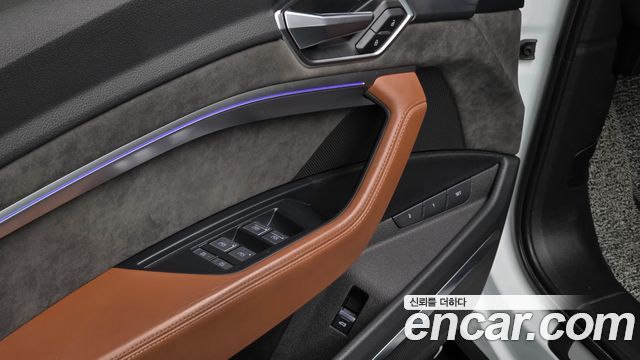 Audi e-tron 2021 — photo 16