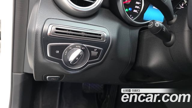 Mercedes-Benz C-Class 2019 — photo 17