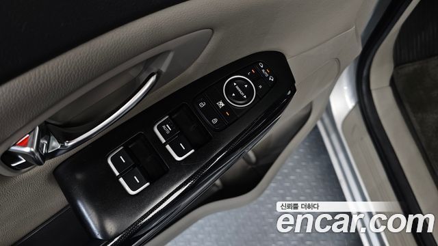 Kia Canival 2015 — photo 11