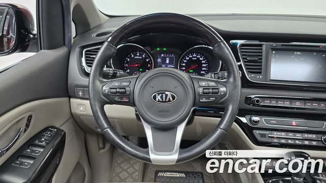Kia Canival 2016 — photo 18