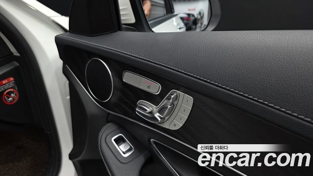 Mercedes-Benz C-Class 2019 — photo 18
