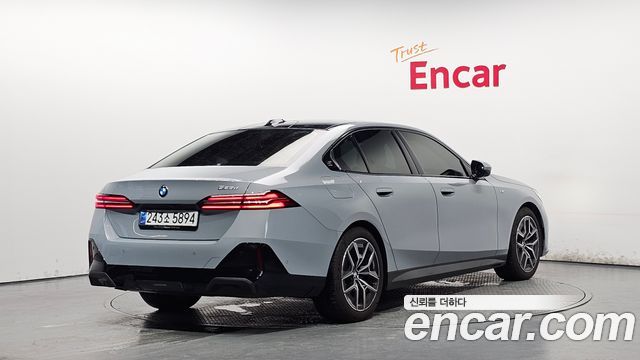 BMW 5-Series 2025 — photo 2