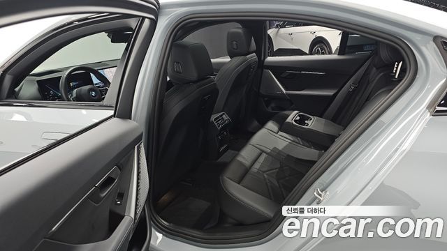 BMW 5-Series 2025 — photo 18