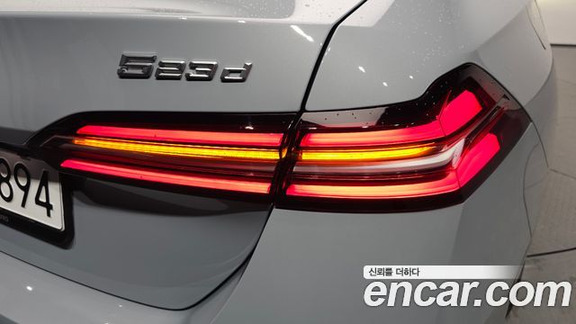 BMW 5-Series 2025 — photo 9