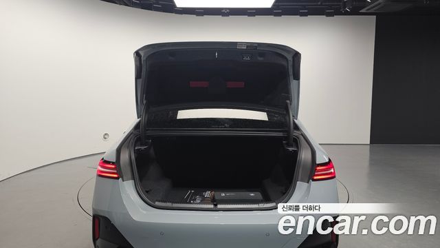 BMW 5-Series 2025 — photo 29