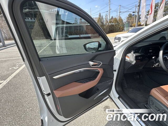 Audi Q8 e-tron 2024 — photo 13