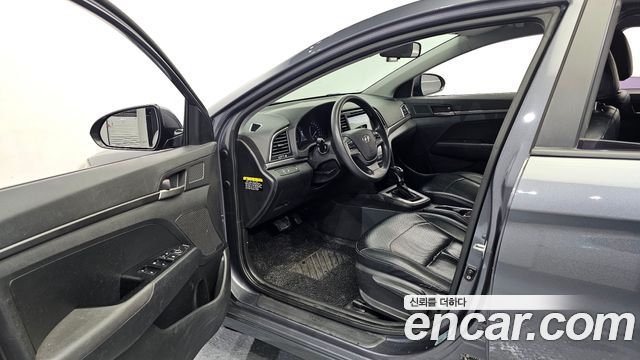 Hyundai AVANTE 2017 — photo 10