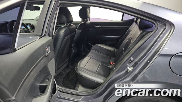 Hyundai AVANTE 2017 — photo 11