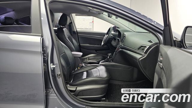 Hyundai AVANTE 2017 — photo 12