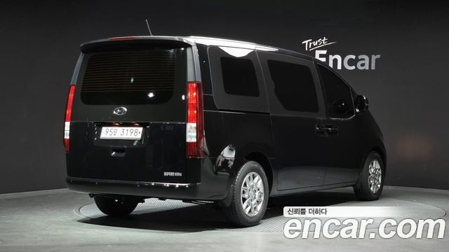 Hyundai Staria 2022 — photo 2