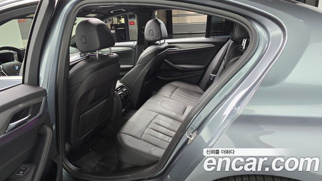 BMW 5-Series 2018 — photo 17