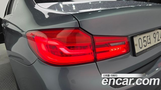 BMW 5-Series 2018 — photo 9
