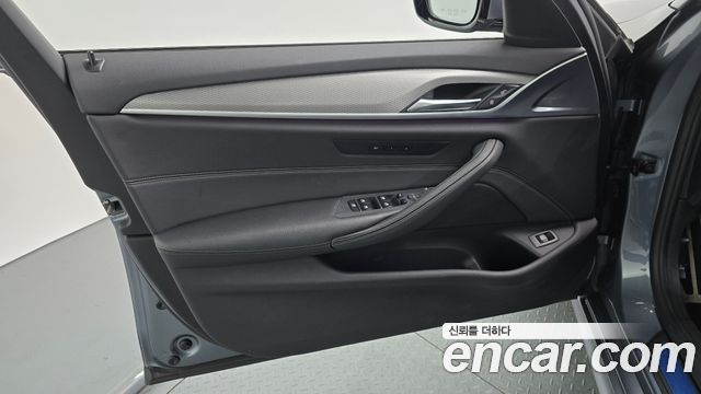 BMW 5-Series 2018 — photo 14