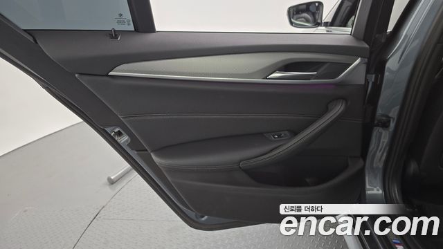 BMW 5-Series 2018 — photo 15
