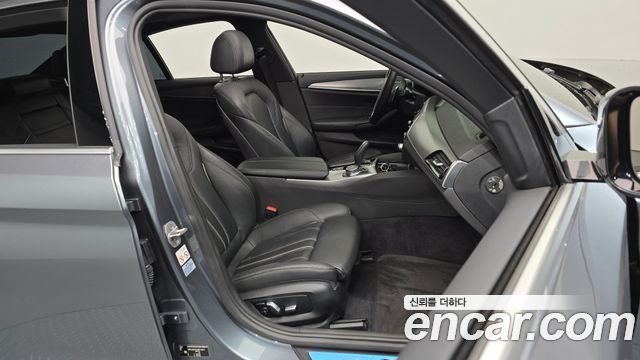 BMW 5-Series 2018 — photo 16