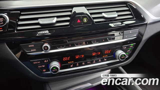 BMW 5-Series 2018 — photo 30
