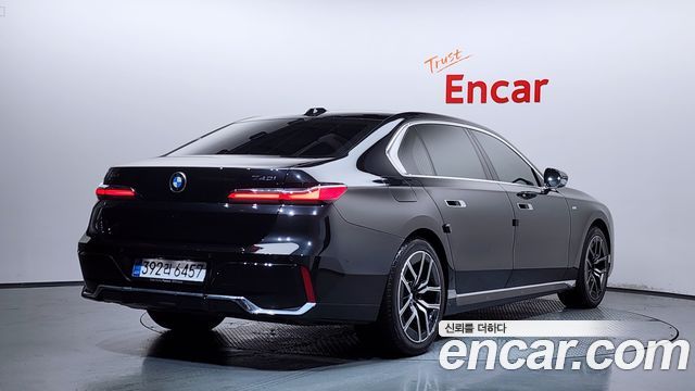 BMW 7-Series 2025 — photo 2