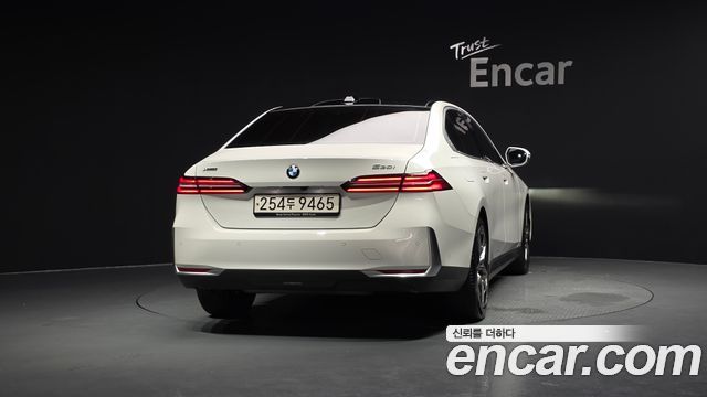 BMW 5-Series 2024 — photo 4