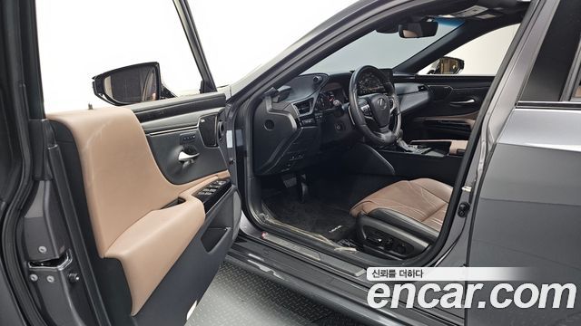 Lexus ES 2023 — photo 10