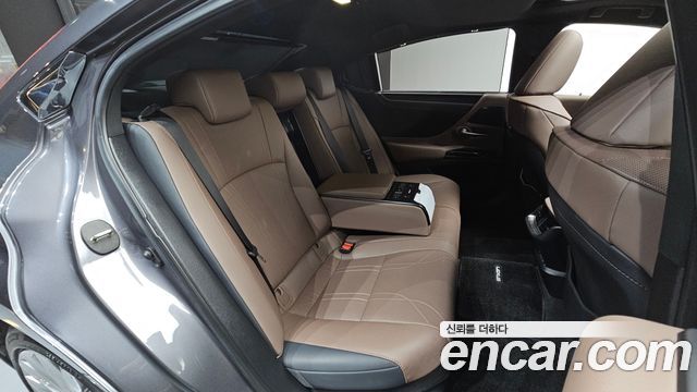 Lexus ES 2023 — photo 11