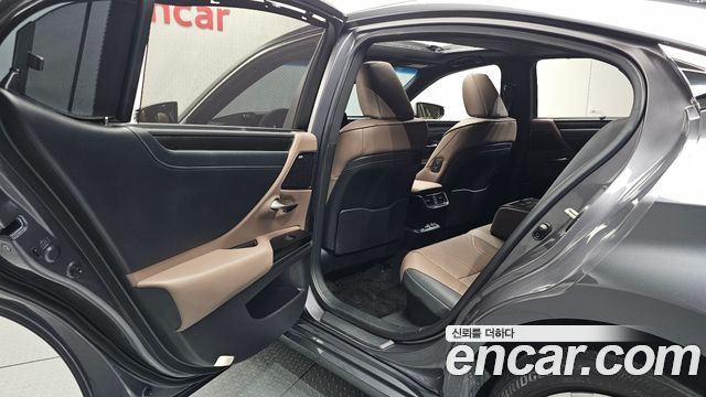Lexus ES 2023 — photo 12