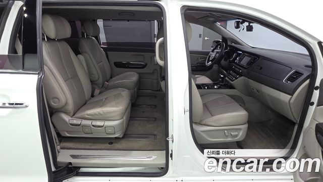 Kia Canival 2018 — photo 16