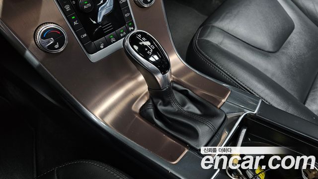 Volvo XC60 2017 — photo 12