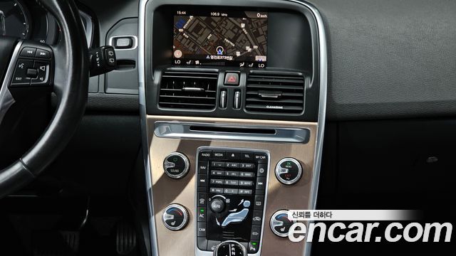 Volvo XC60 2017 — photo 19
