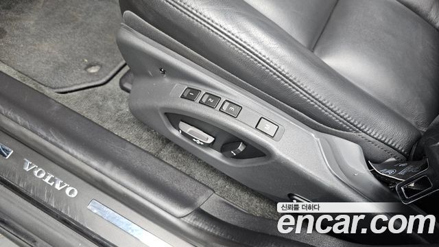 Volvo XC60 2017 — photo 22