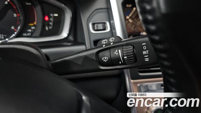 Volvo XC60 2017 — photo 24