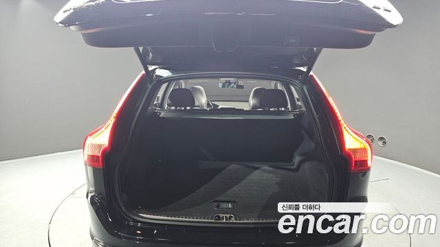 Volvo XC60 2017 — photo 26