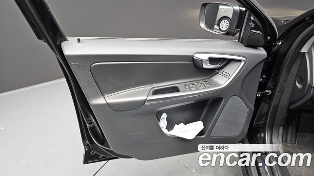 Volvo XC60 2017 — photo 14
