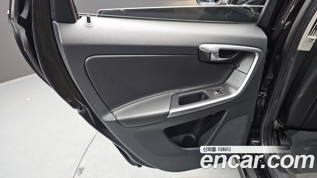 Volvo XC60 2017 — photo 15