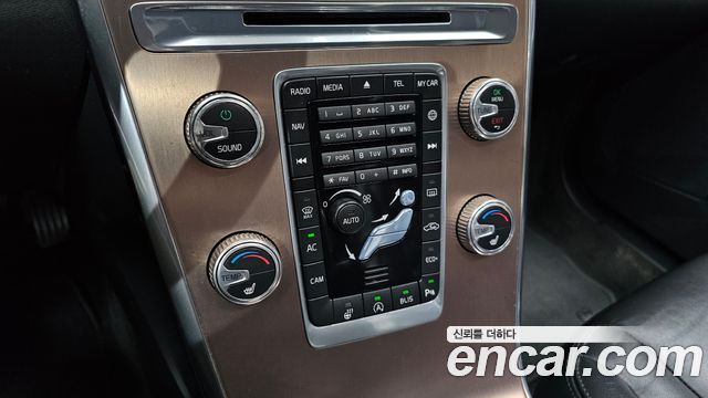 Volvo XC60 2017 — photo 29
